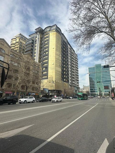 Satılır obyekt 380 m² — Bakı