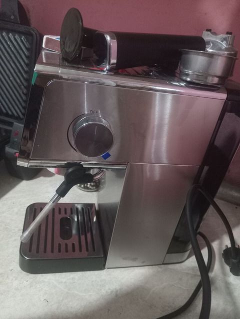 Espresso/kofe aparatıdır – paslanmayan poladdan korpuslu, kompakt — Qobu