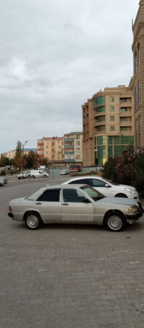 Mercedes-Benz 190 (W201) sedan - Kuzov: 4 qapılı sedan, gümüşü rəng — Masazır