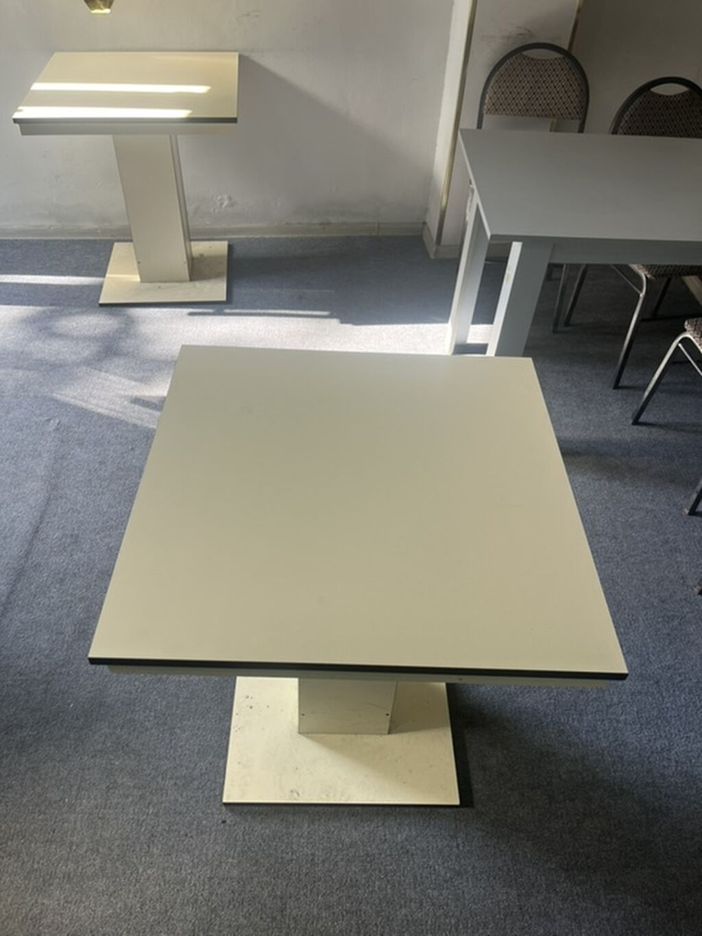 Masa – kvadrat formalı, tək ayaqlı dayaq sistemi ilə. - Rəng: açıq — Masalar, Bakı (2)
