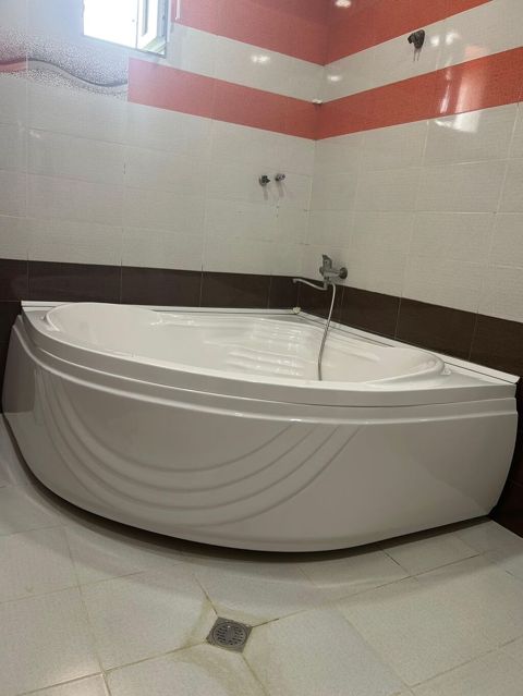 Künc akril vanna – modern hamam otaqları üçün rahat və estetik həll — Bakı
