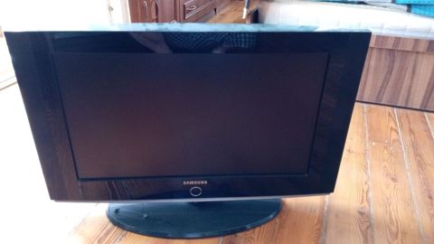Samsung LCD televizor - Ekran: təxminən 26–32 düym diaqonal, geniş — Bakı