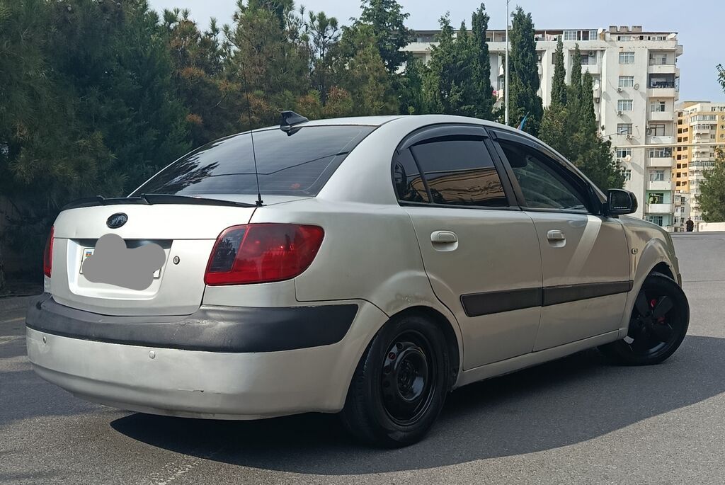 Kia Rio sedan (gümüşü rəng). Kompakt və sərfəli şəhər avtomobili — Avtomobillər, Bakı (6)