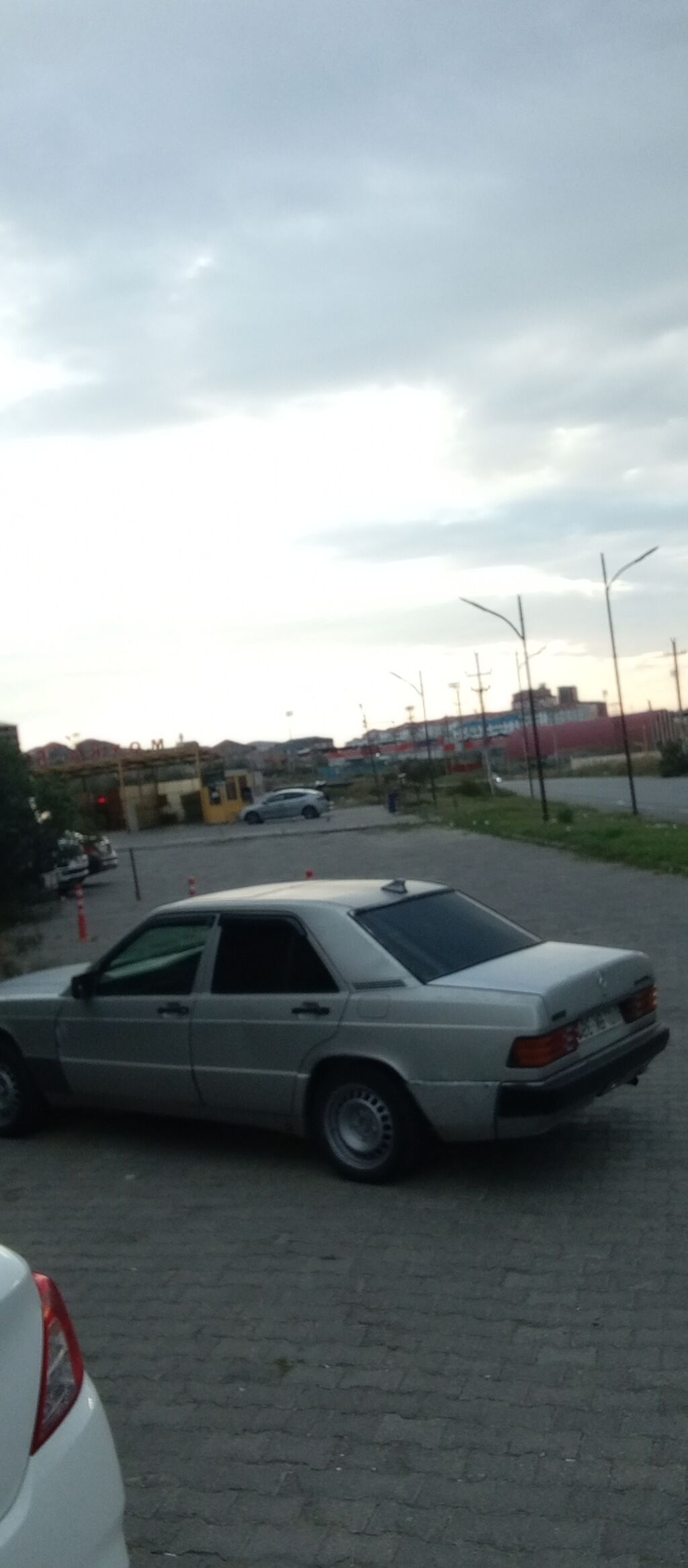 Mercedes-Benz 190 (W201) sedan - Kuzov: 4 qapılı sedan, gümüşü rəng — Avtomobillər, Masazır (4)