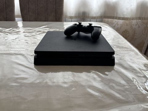 Sony PlayStation 4 Slim oyun konsolu PS4 Slim – İdeal vəziyyətdə — Gəncə