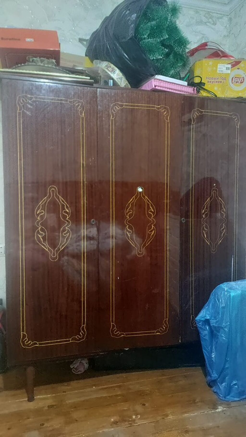 Üç qapılı klassik şkaf - Material: taxta karkas, parlaq tünd qəhvəyi — Şkaflar, Xırdalan (2)