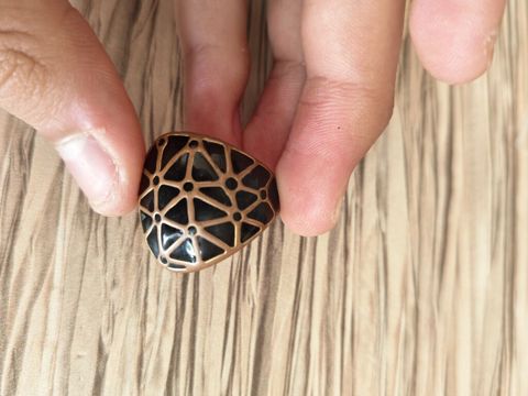 Bürünc tonlarında, iri başlı uniseks üzük. - Material: metal ərinti — Bakı