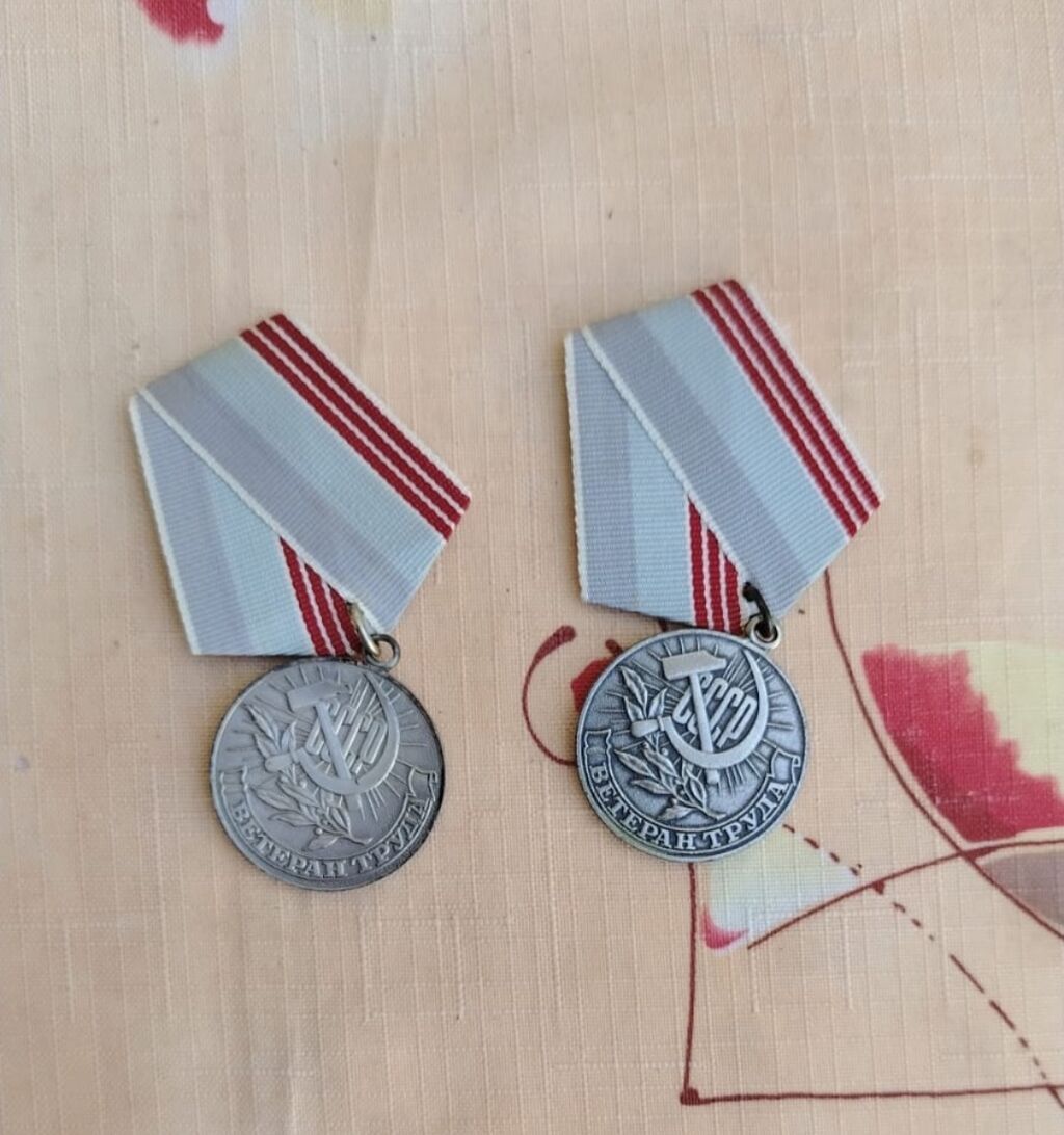 2 si 50 manatdi.Məhsul: Ssri “Əmək Veteranı” medalı (2 ədəd) Təsvir — Etiketlər, medallar, nişanlar, Xırdalan (3)