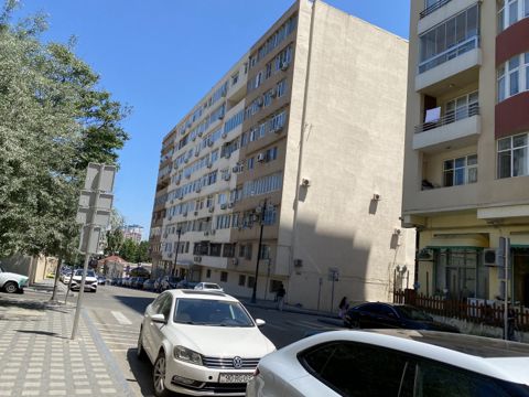 Satılır 5 otaqlı köhnə tikili 180 m² — Bakı