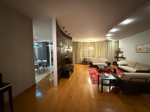 Satılır 4 otaqlı yeni tikili 200 m² — Bakı