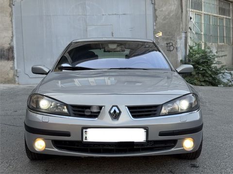 Renault Laguna sedan Mashin tam olaraq zavoddur. Vurugu, udari deyisen — Bakı