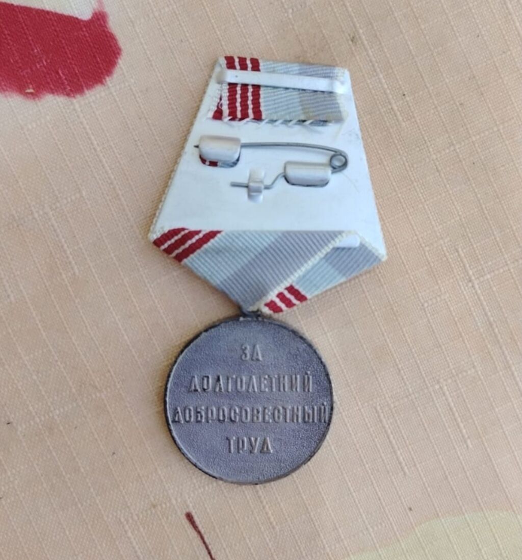 2 si 50 manatdi.Məhsul: Ssri “Əmək Veteranı” medalı (2 ədəd) Təsvir — Etiketlər, medallar, nişanlar, Xırdalan (4)