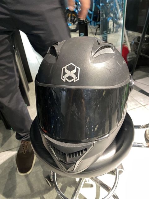 AXX markalı tam üzlü motosiklet dəbilqəsi Xüsusiyyətlər: - Tam üzlü — Bakı