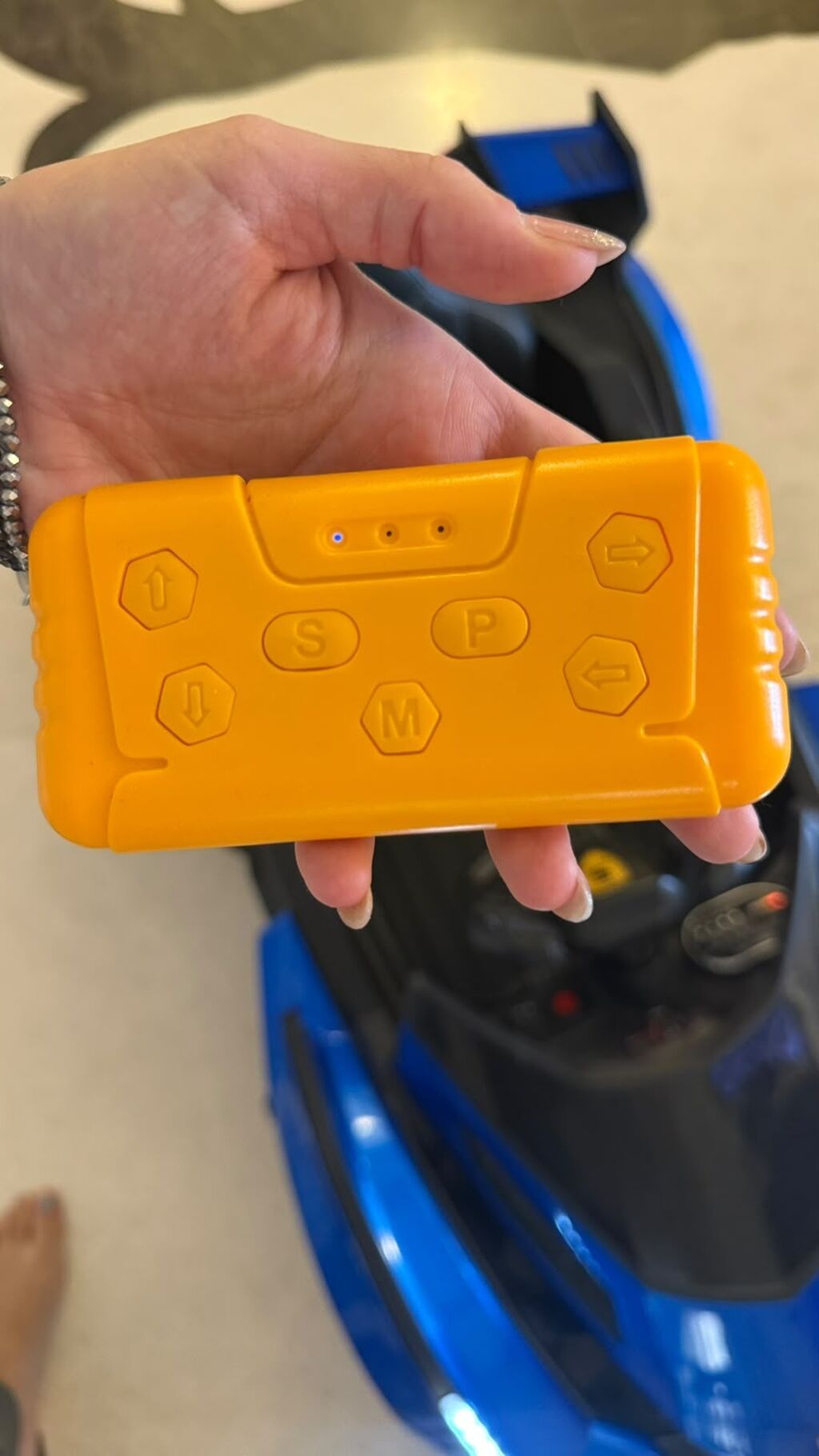 Masin 2 motor, pultlu ve ozu sure bilen, rezin tekerli, deri — Uşaq avtomobilləri, Bakı (3)