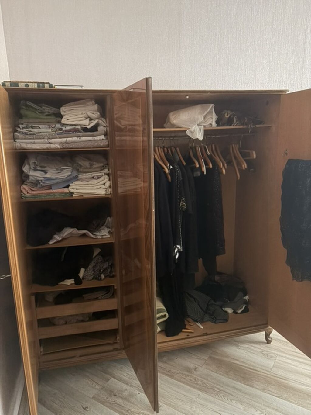 Üç qapılı taxta paltar şkafı - Material: təbii ağac, parlaq cila ilə — Şkaflar, Bakı (2)