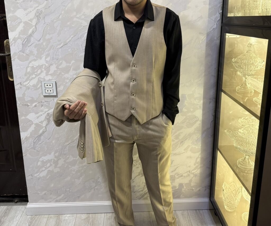 Üçlü kişi kostyumu – bej rəng Tərkib: - 1 ədəd iki düyməli pencək — Kostyum, Masazır (2)