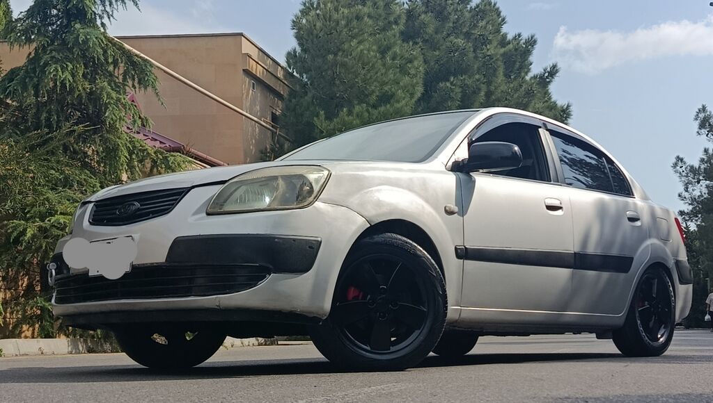 Kia Rio sedan (gümüşü rəng). Kompakt və sərfəli şəhər avtomobili — Avtomobillər, Bakı (9)