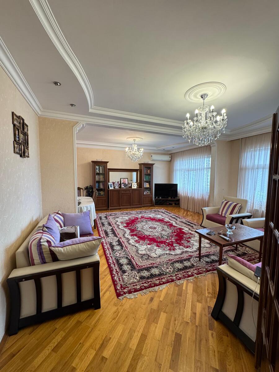 Satılır 5 otaqlı köhnə tikili 130 m² — Mənzil, Bakı