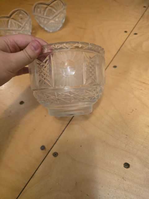Kəsilmiş naxışlı şüşə/kristal qab - Material: qalın, şəffaf şüşə — Rizvan