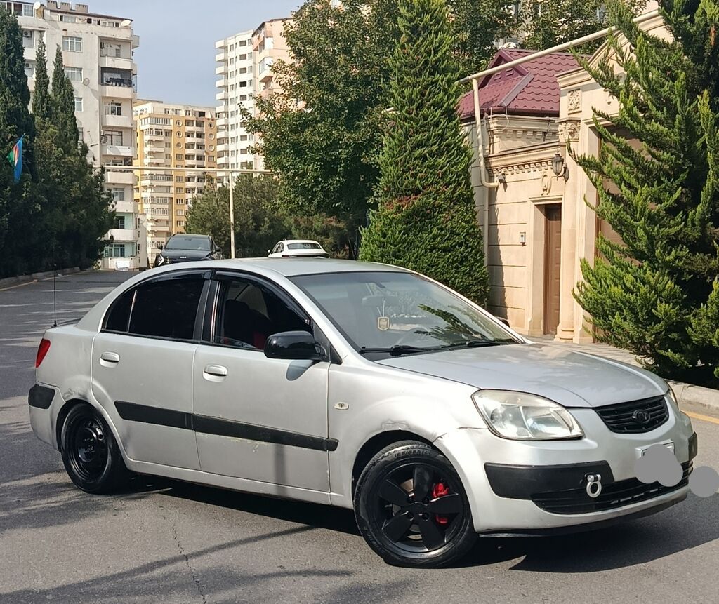 Kia Rio sedan (gümüşü rəng). Kompakt və sərfəli şəhər avtomobili — Avtomobillər, Bakı (8)