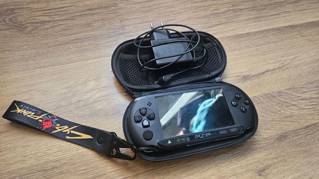 PSP Street satılır üzərində yaddaş kartı original adapter və çanta — Portativ oyun konsoləri, Bakı