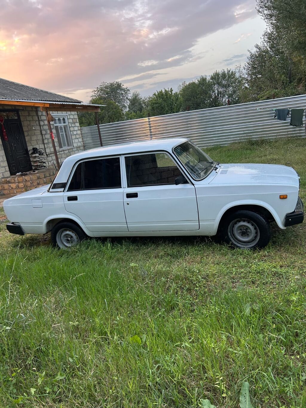 VAZ 2107 sedan – ağ rəng, 4 qapı, arxaötürücülü klassik model 99-NE-691 — Avtomobillər, Bərdə (3)
