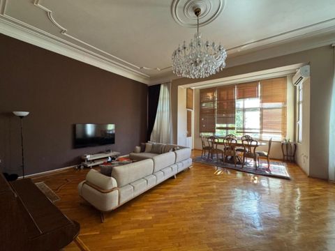 Satılır 4 otaqlı köhnə tikili 200 m² — Bakı