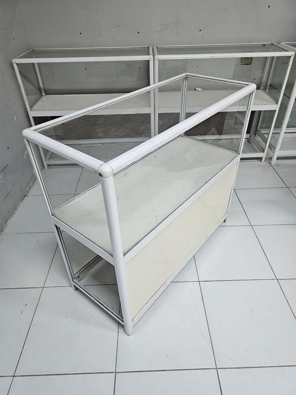 Mağaza vitrini və şüşə vitrin stendləri - Material: ağ metal karkas — Vitrini, Bakı (2)