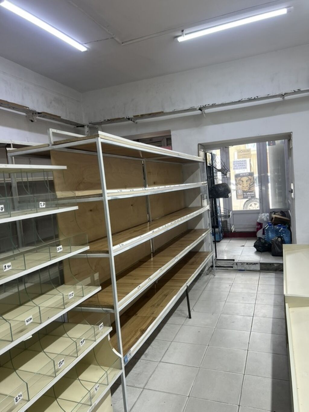 Mağaza avadanlıqları paketi Təsvir: - Şüşəli içki soyuducuları: 2 — Vitrini, Masazır (5)