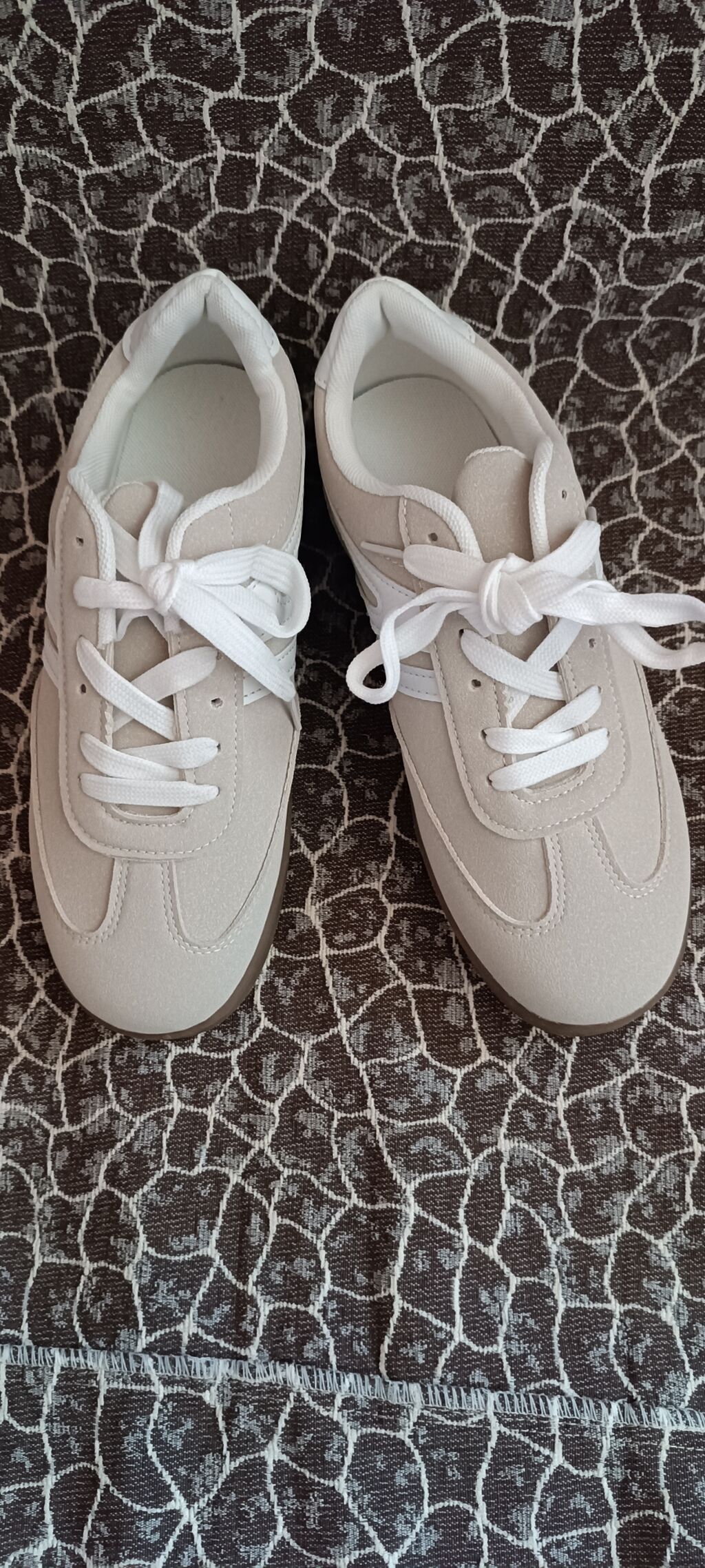 Açıq bej rəngli idman ayaqqabısı (unisex) - Üst hissə: yumşaq süet — Krossovkalar, Yevlax