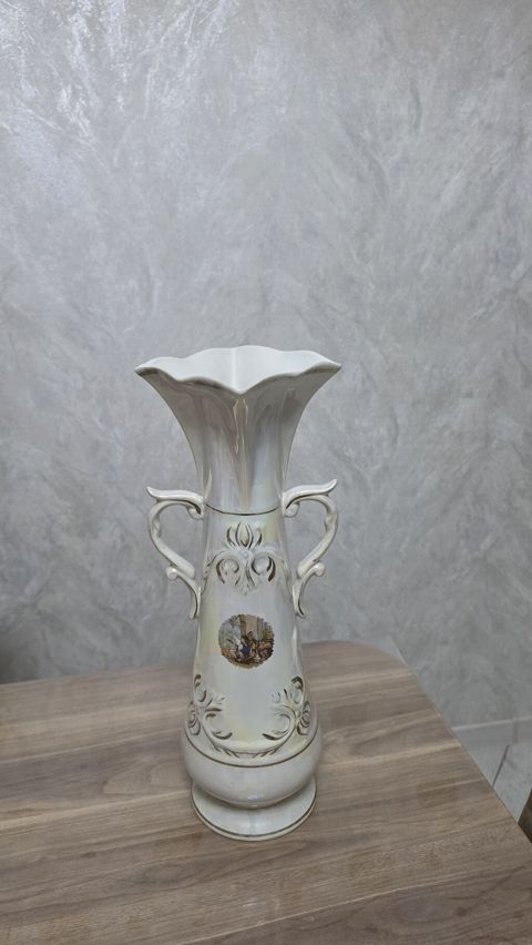 Bir vaza, Farfor — Digah