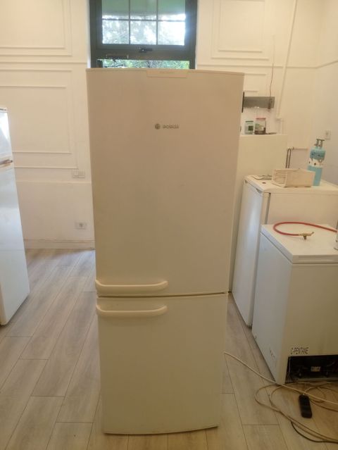 Bosch iki qapılı soyuducu - Üst qapı: soyuducu bölmə, 3 ədəd — Bakı
