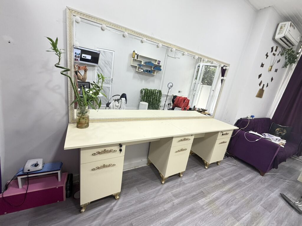 Gözəllik/saç salonu üçün geniş vizaj masası və böyük dekorativ güzgü — Salon mebeli, Bakı (2)