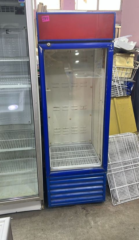 Vitrin tipli içkilər üçün soyuducu şkaf - Ön hissəsi şüşə qapılı — Digah