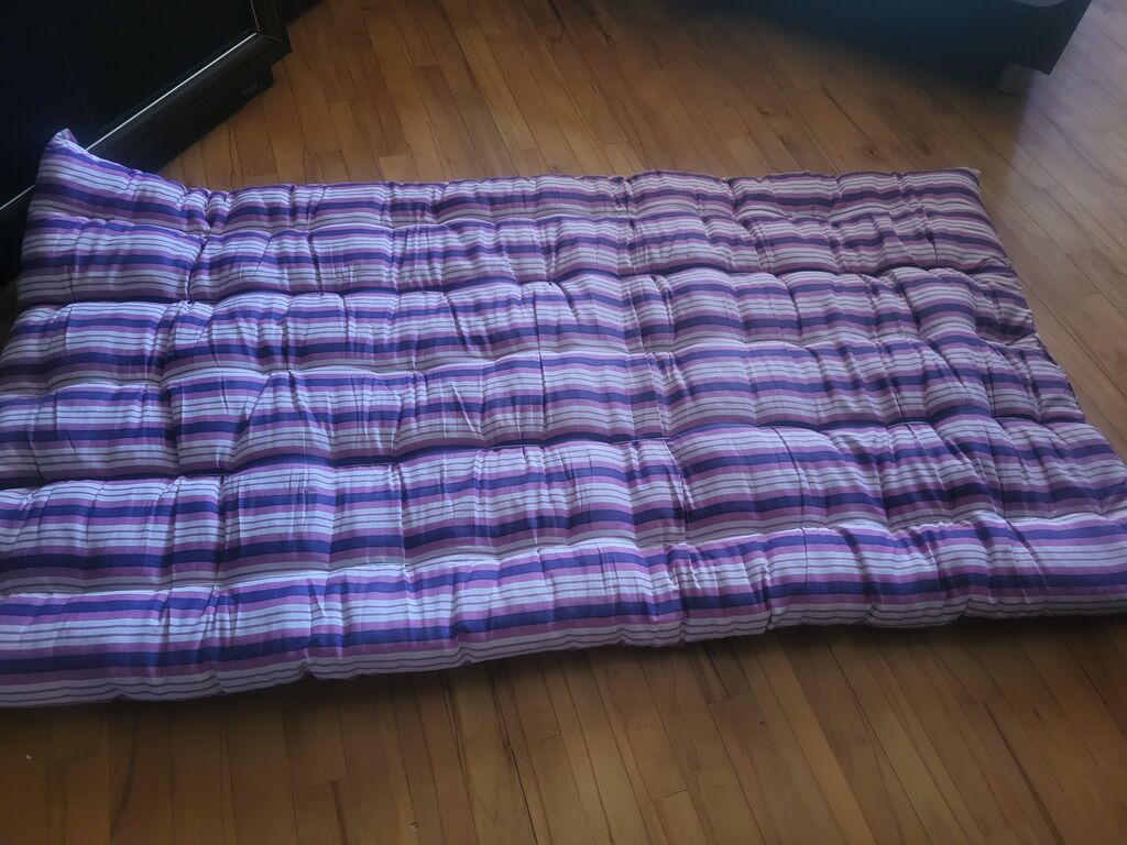 Zolaqlı yer döşəyi/futon - Rəng: bənövşəyi tonlarında üfüqi zolaqlar — Matraslar, Bakı