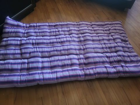 Zolaqlı yer döşəyi/futon - Rəng: bənövşəyi tonlarında üfüqi zolaqlar — Bakı