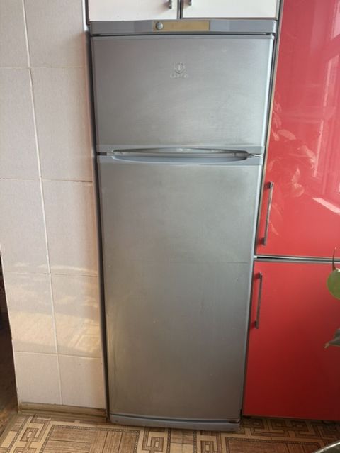 Indesit iki qapılı soyuducu - Rəng: gümüş (inox görünüşlü) - Üst — Bakı