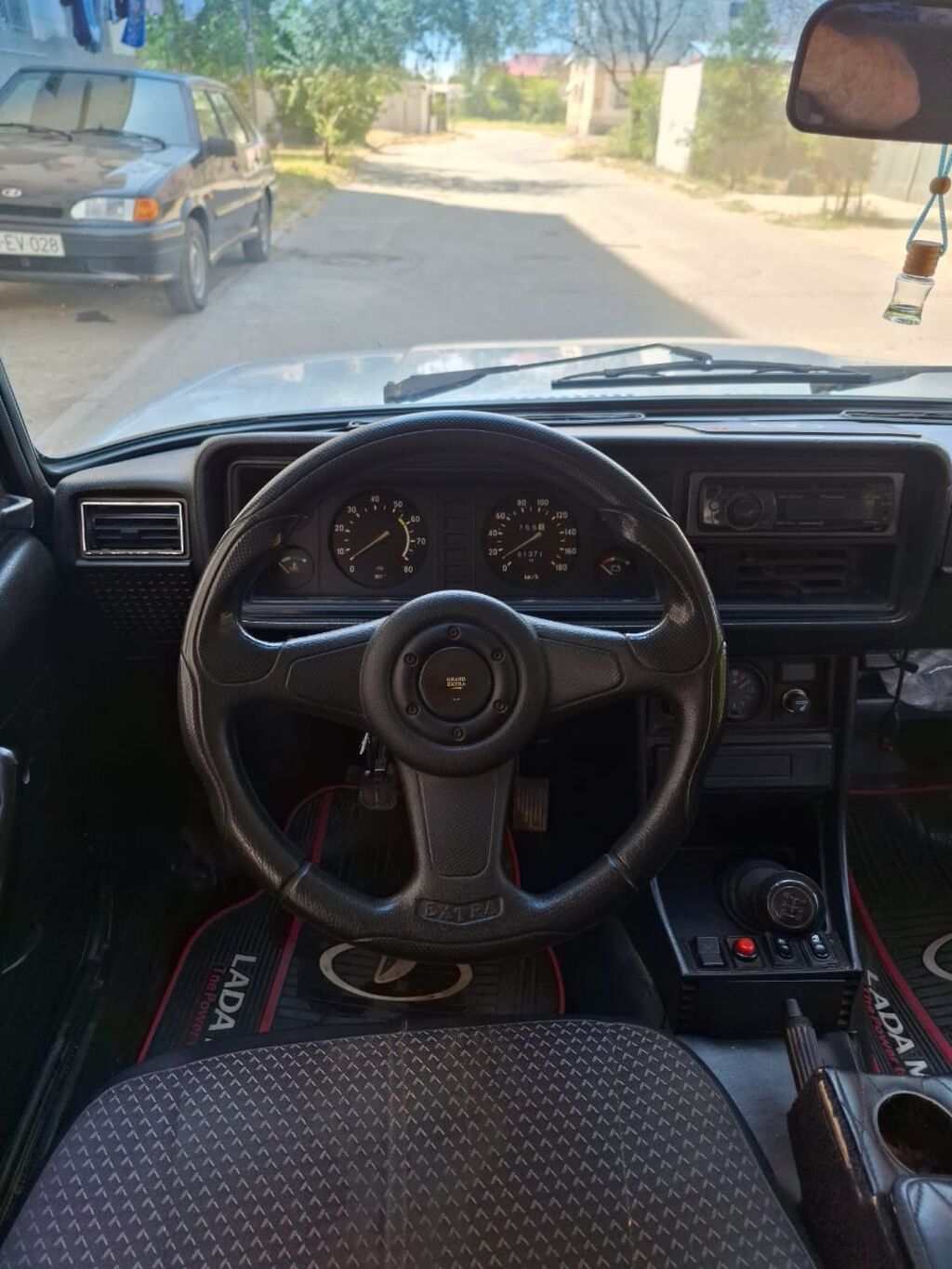 Lada 2107, ağ rəng, sedan kuzov. Xüsusiyyətlər: - Mexaniki sürətlər 90-EV-028 — Avtomobillər, Hacıqabul (5)
