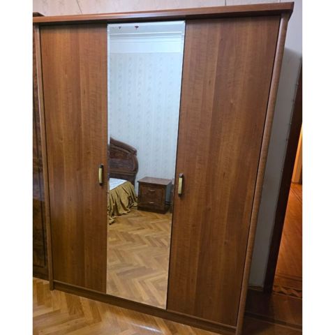 Dolab satilir 200 azn.Olcusi 180/210 Unvan Azadliq (Gülü) — Bakı
