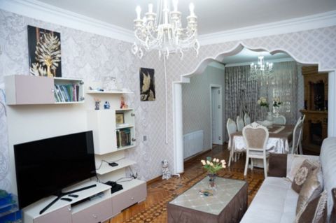 Satılır 5 otaqlı köhnə tikili 125 m² — Bakı