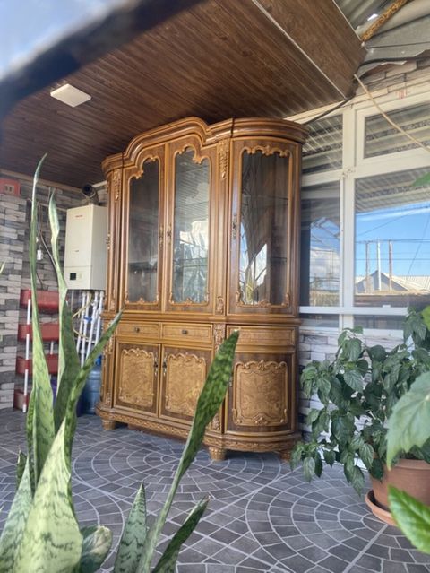 Klassik üslubda iri vitrinli bufet - Material: ağac karkas, dekorativ — Bakı