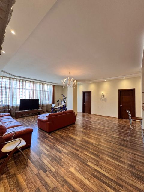 Satılır 4 otaqlı yeni tikili 211 m² — Bakı