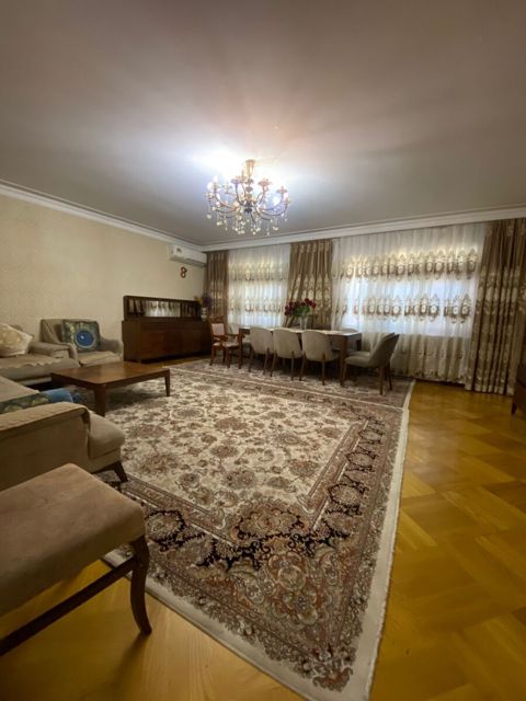 Satılır 4 otaqlı köhnə tikili 120 m² — Bakı