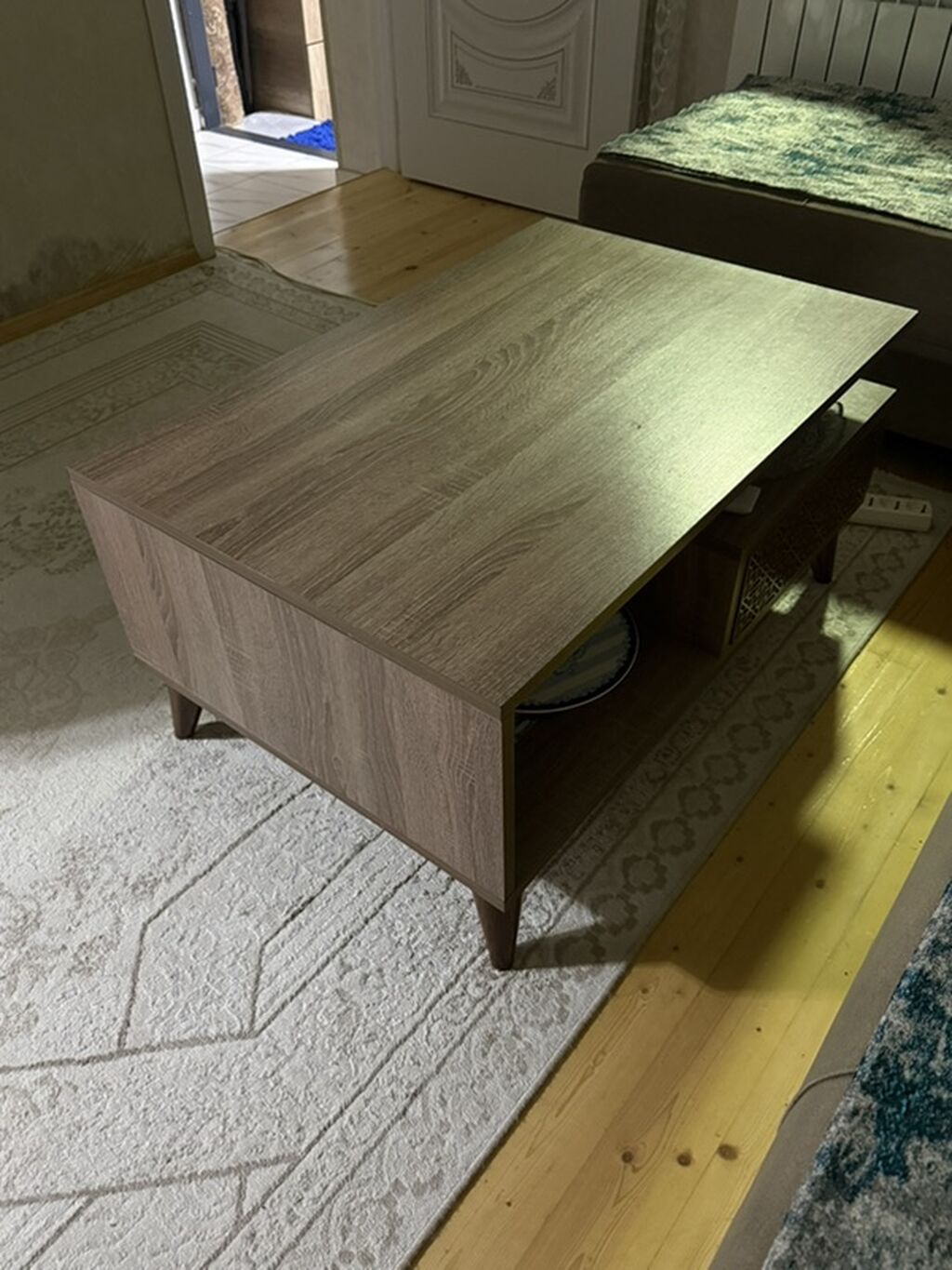 Ağac teksturalı, modern üslubda salon üçün orta stol. Xüsusiyyətlər — Salon mebeli, Bakı (2)