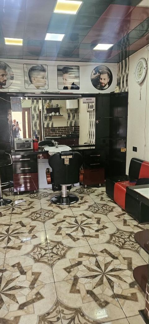 Kişi bərbərxanası – tam təchizatlı iş yeri - Geniş iş masası və böyük — Bakı