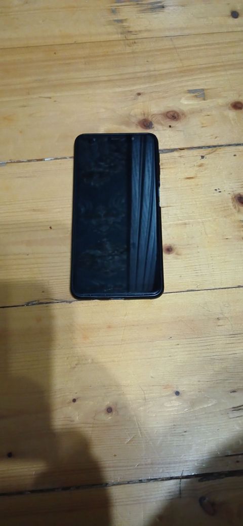 Smartfon – qara rəng - Tam ekran ön panel, ön kameraya və danışıqlar — Bakı