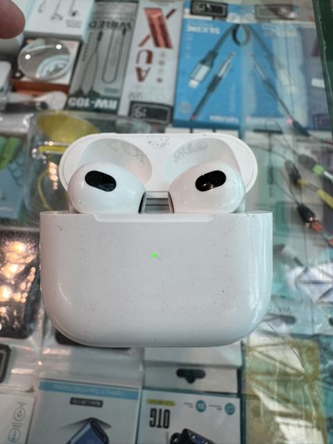 AirPods 3 originaldi Case in ici biraz noqte var Vse Bele ideal di — Bakı