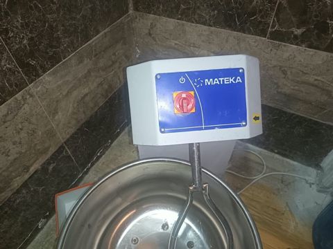 Mateka sənaye tipli xəmir yoğurma maşını 40klo xemir yuqurur — Yevlax