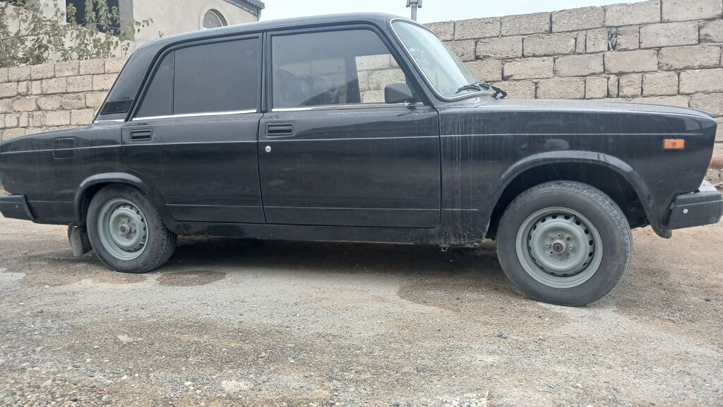 VAZ 2107, qara rəng, sedan kuzov. Klassik dizaynlı, 4 qapı, mexaniki 77-TY-942 — Avtomobillər, Digah (9)