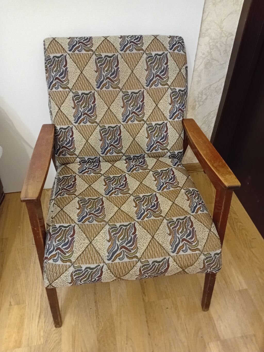 Kreslo – taxta karkaslı, yumşaq oturacaq və arxalıqla. - Material — Kreslolar, Bakı (2)